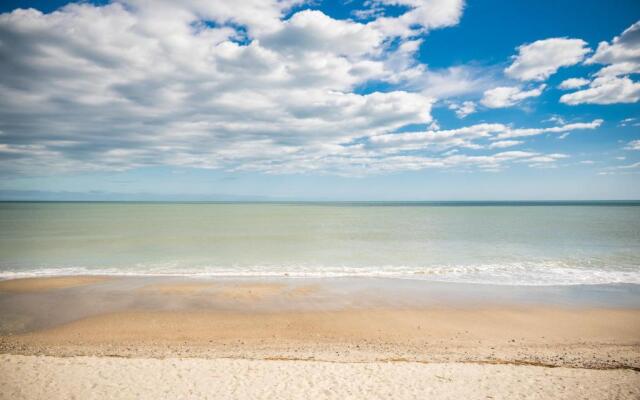 Chill'ax Inn by Oak Island Accommodations