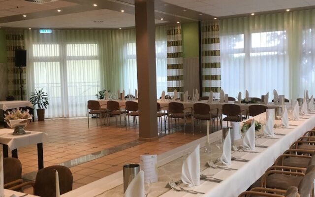 Warias Hotel & Restaurant