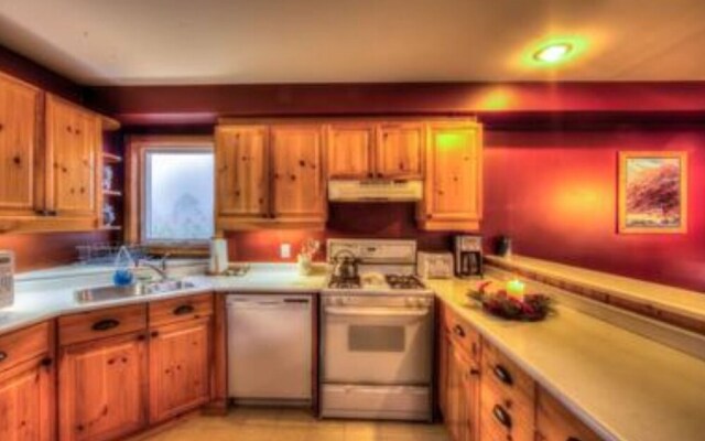 6 Bed Blue Mountain Executive Chalet with Hot Tub 157