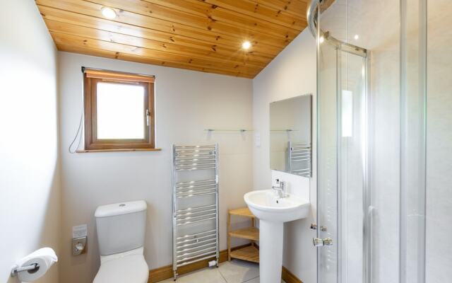 Woodpecker Lodge With Hot Tub Near Cupar, Fife