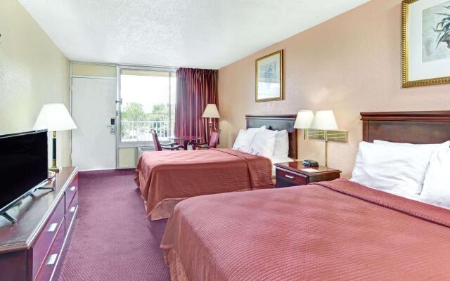 Howard Johnson by Wyndham Tropical Palms Kissimmee