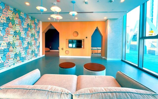 Classy Downtown 2BR w City View Balcony