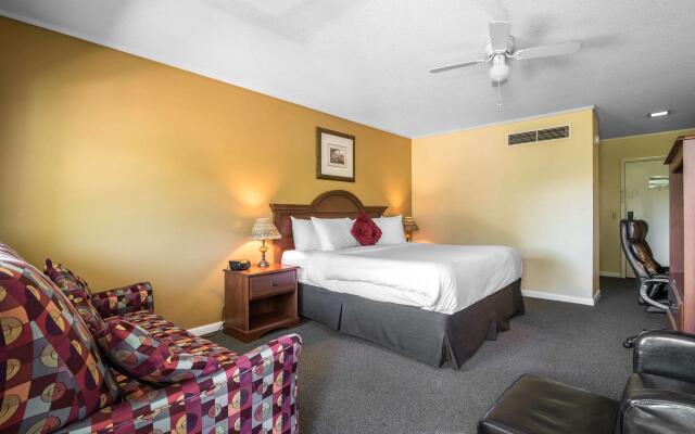 Econo Lodge Inn & Suites