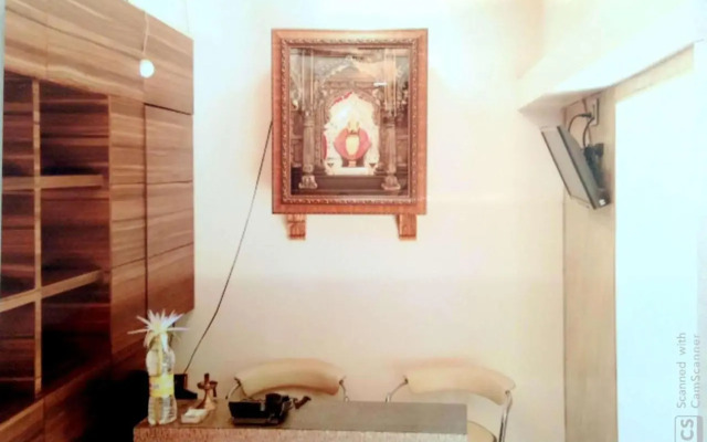 Rajhuns Deluxe Lodging