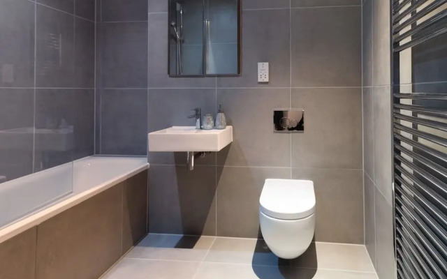 Central Tower Bridge Apartment