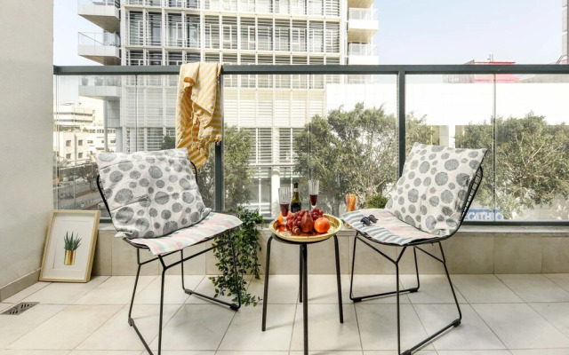 Stylish with Balcony Viewing Rothschild