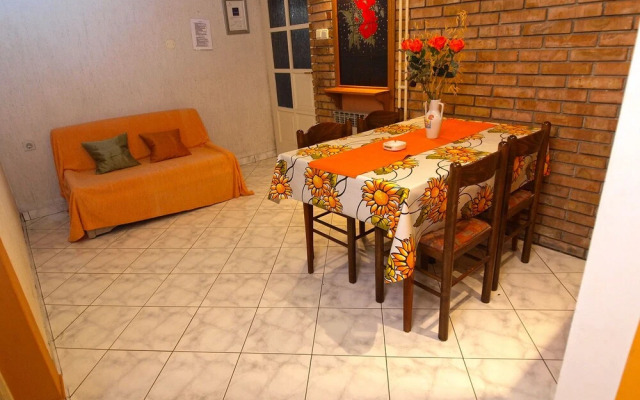 Apartment 977