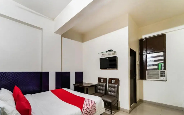 OYO 60800 Hotel Landlord