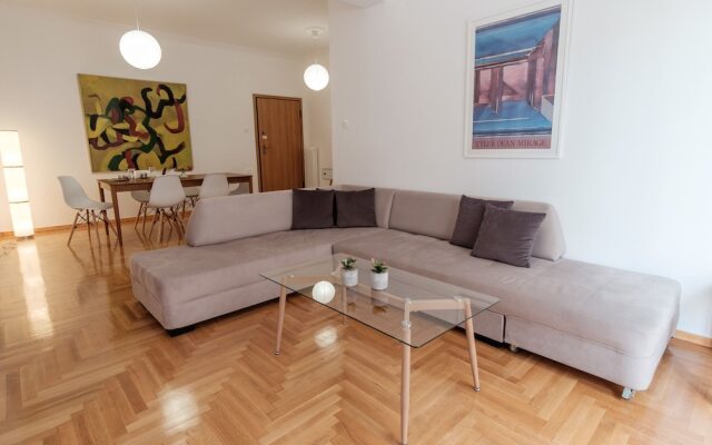 Comfortable 2BD apartment next to Megaro