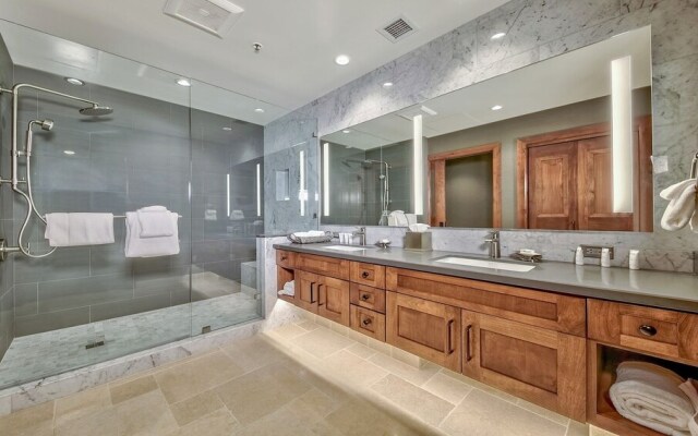 Luxury Residence - Gondola across the Street 2 Bedroom Condo by RedAwning