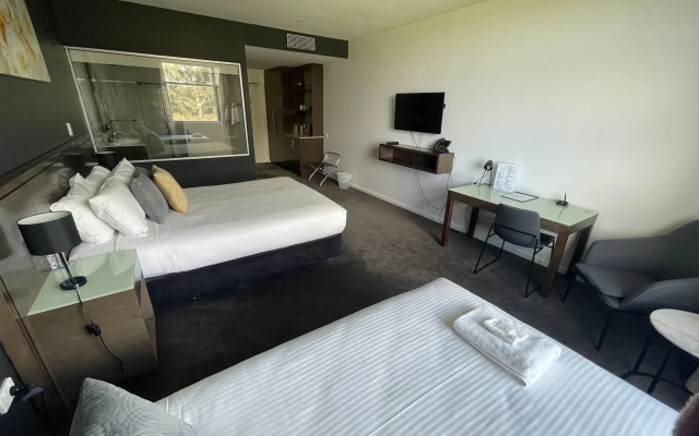 Sfera's Park Suites & Convention Centre