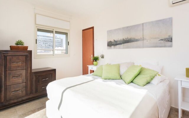 Spacious Duplex with Terrace 3-min From the Beach