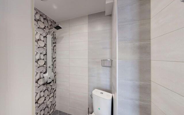 FM Deluxe 2-BDR Apartment - Springtime