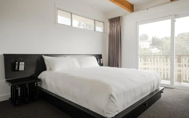 Hollywood Hills Hotel