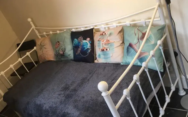 Welcoming Spacious 2-bedroom House in St Helens
