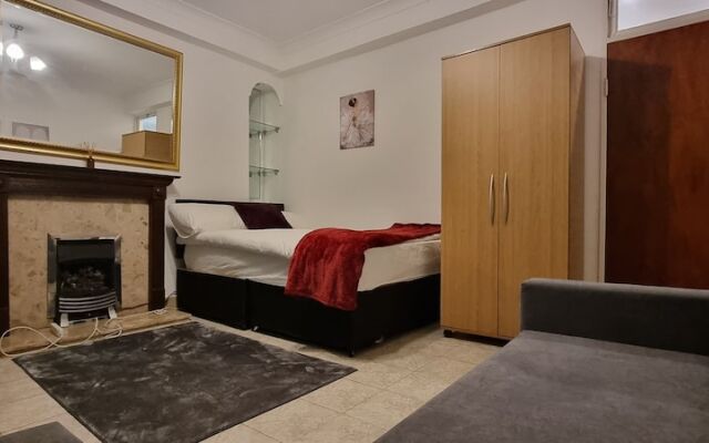 4 Bed Flat - Sleeps 12 - Pets - Wifi