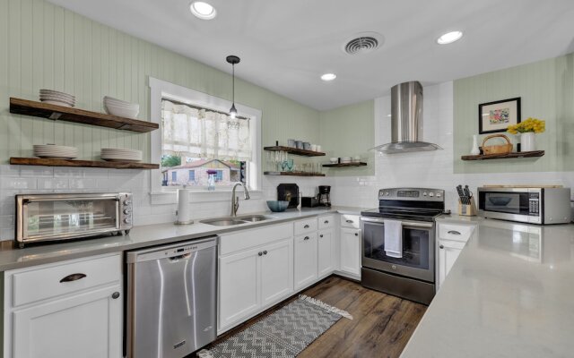 Stylish Remodel, Firepit, Pet Friendly