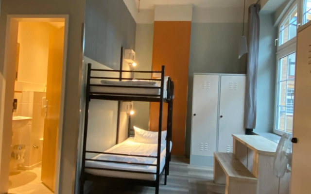 Singer109 Hotel & Hostel