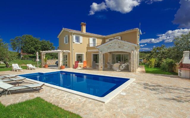 Peaceful Villa in Sveti Lovrec With Swimming Pool