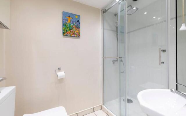 Modern Three Bedroom Home in Gloucester with Hot Tub