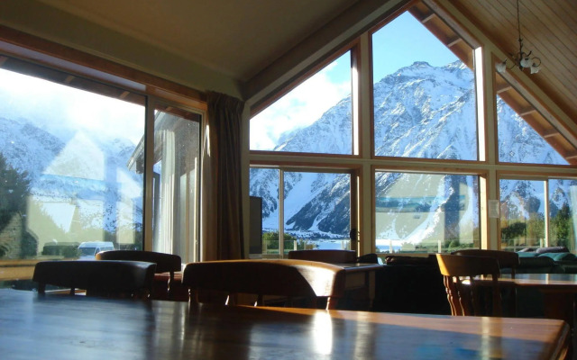 Aoraki Mount Cook Alpine Lodge