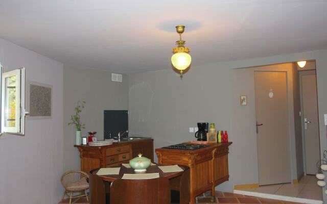 2 Tastefully Furnished Gites With Private Pool, 1km From Faucon