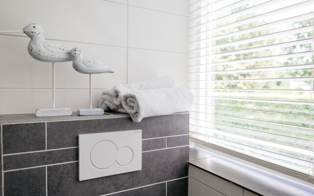 Charming Holiday Home in Burgh-Haamstede near Beach