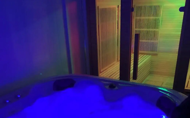 Relaxing Getaway With Hot Tub & Sauna Sleeps 6