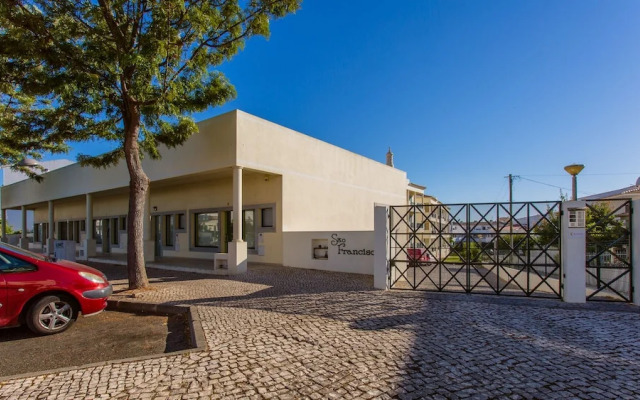 Central Albufeira 2-B Apt, Sleeps 6, Pool, Parking