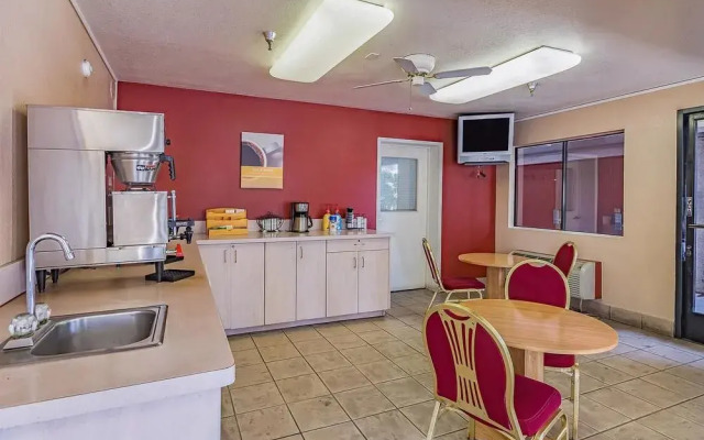 Motel 6-Fresno, CA - Yosemite Hwy