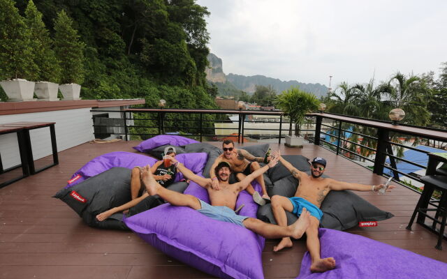 Balcony Party Hostel Beachfront - Adults Only