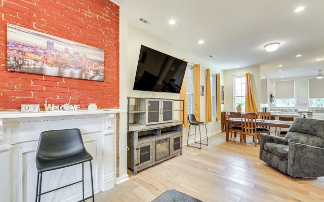 Modern Pittsburgh Home w/ Rooftop Deck & Backyard