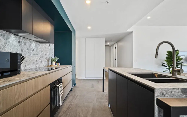 Spacious 2-bed Apartment With Rooftop Views