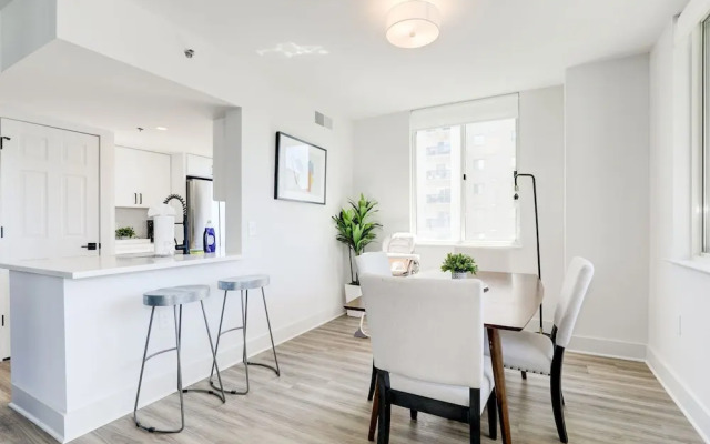 Elegant 2BR Apartment - Minutes to D.C.