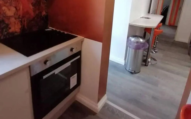 Beach Apartment - Sleeps 4, Garden & Parking