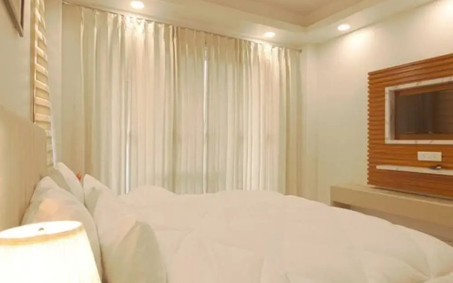 Peaceful City Paradise w King Bed Tub