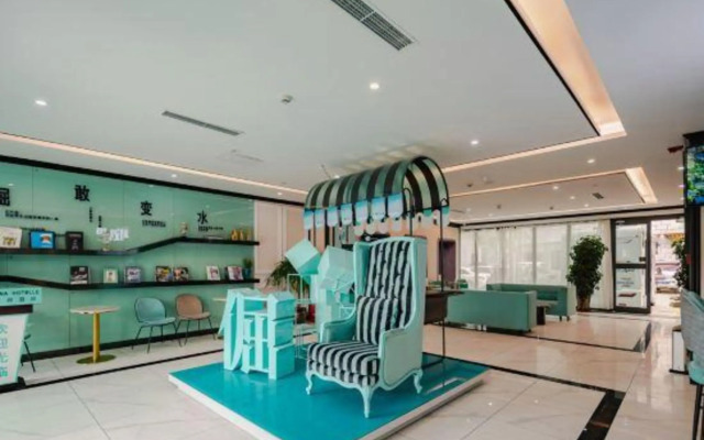 Xana Hotelle (Jokhang Temple at Potala Palace in Lhasa)