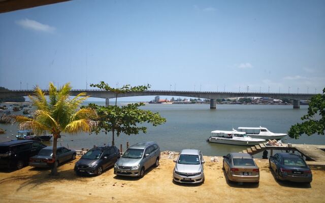 Riverbank Dungun Guesthouse & Cafe