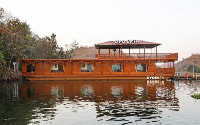 OYO EKTA Houseboat
