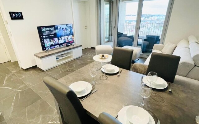 Luxury Flat with Parking & Large Terrace
