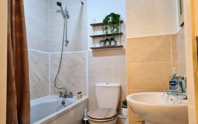 2 bedroom Central Flat with Parking