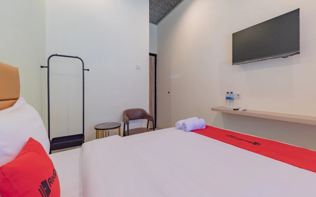 RedDoorz Plus Near Rsud Gunung Jati Cirebon – Guest Rooms – Cirebon