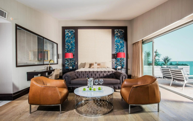 Charisma De Luxe Hotel