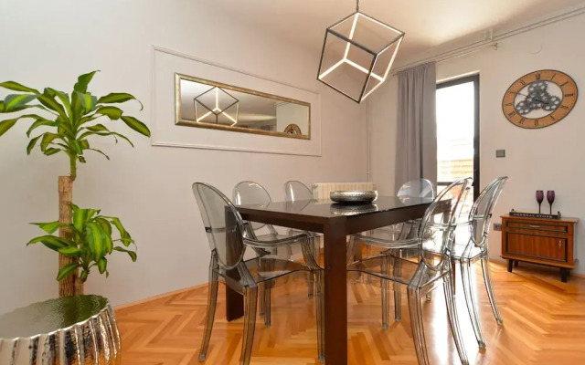 Apartment 843