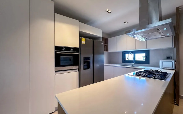 4 Bedroom Beach Penthouse w Private Rooftop