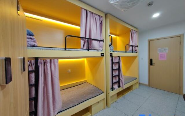 STAR HOTEL (Shanghai Hongqiao Weining Road Subway Station)