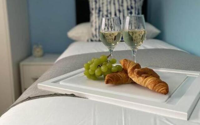 Sapphire - 3 Bedroom House Sleeps 7 with Parking.
