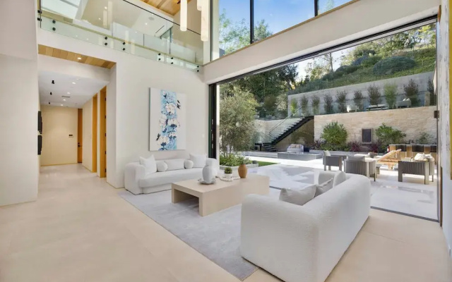 Hutton Villa - 5-bedroom Retreat in Iconic Beverly Hills Oasis