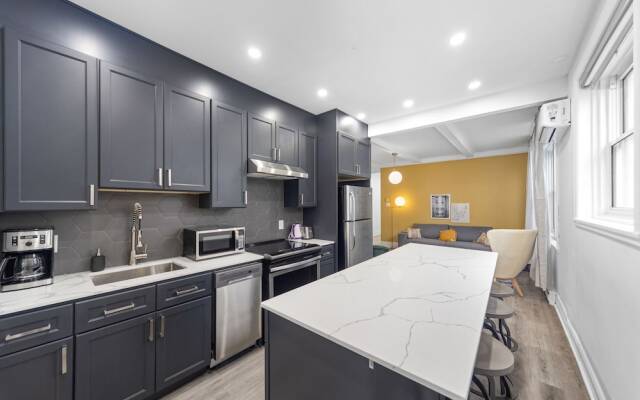Spacious Renovated Apartment Sleeps 12