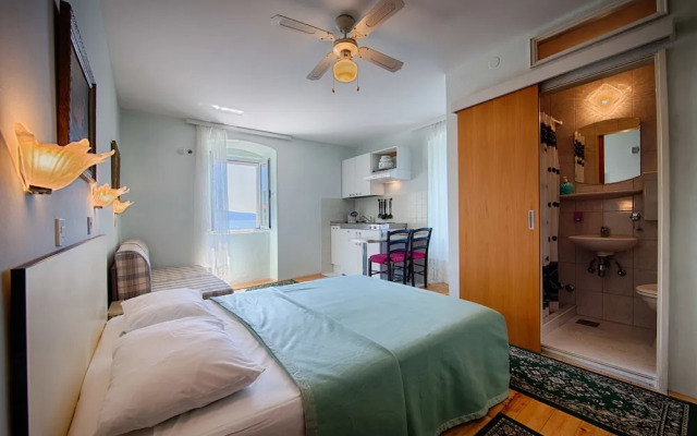 Mira Sea Front Guesthouse
